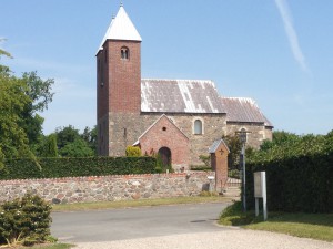 Fjenneslev kirke i herligt solskin.